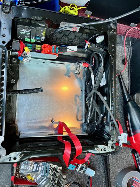 Ausgebaute Batterien, der Solarladeregler nun innen