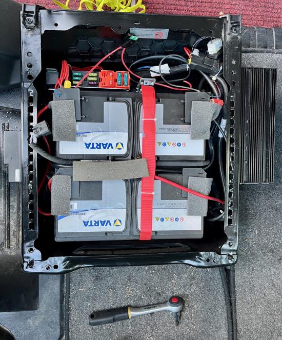 Die alten AGM Batterien und der Wechselrichter im Nugget