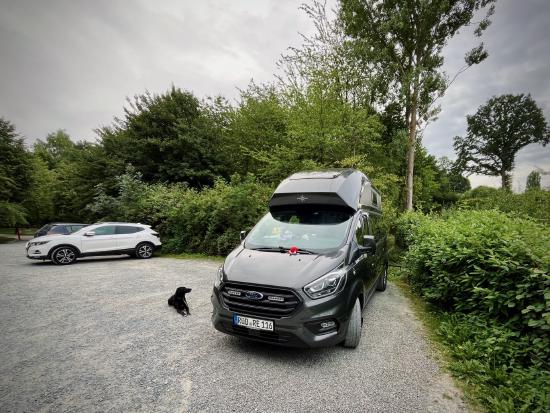 Parkplatz am Wald, Liederkerke, Belgien