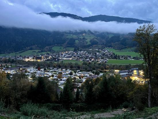 Abendlicher Blick über Aschau mit dem Campingplatz Aufenfeld
