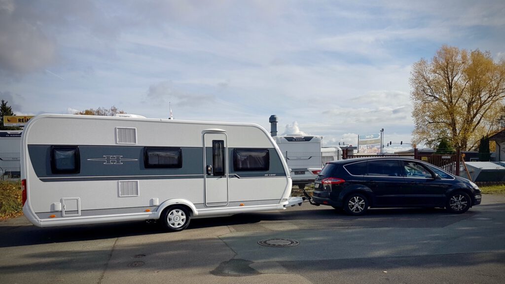 Ford S-Max mit Hobby KMF545 Wohnwagen