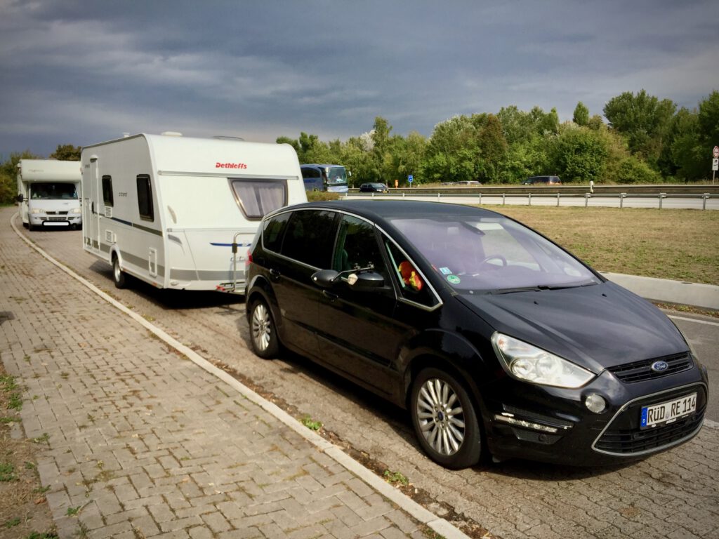 Ford S-Max mit gemietetem Wohnwagen