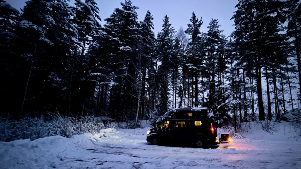 Nugget auf Waldparkplatz bei Umea