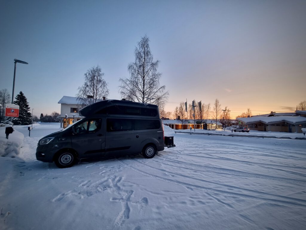 Auf einem Parkplatz in Råneå, Schweden